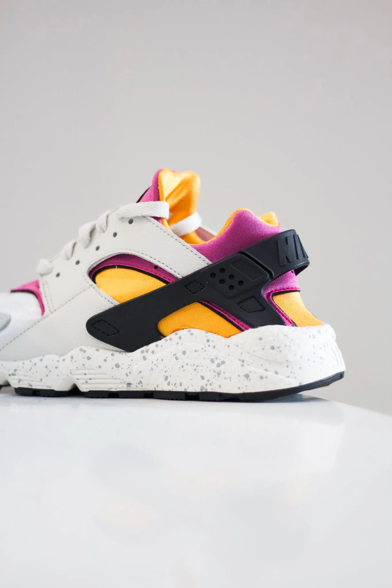 NIKE AIR HUARACHE "UNIVERSITY GOLD/PINK"