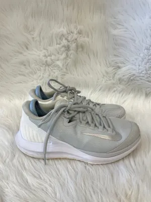 Shoes Athletic By Nike In Grey & White, Size: 7